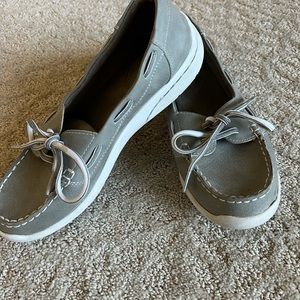 Women’s boat shoes 9 M
